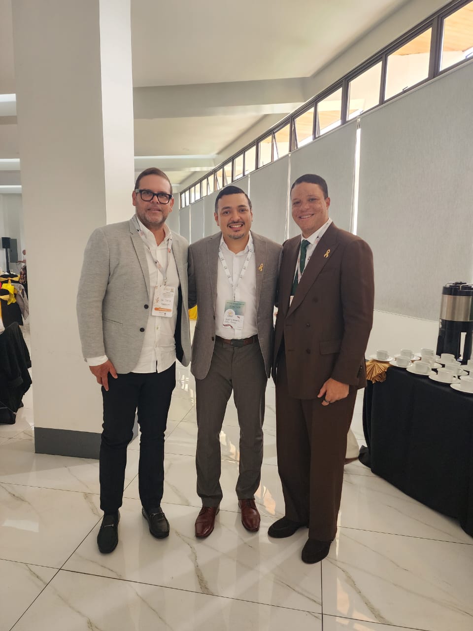 Encuentro con colegas en el evento académico