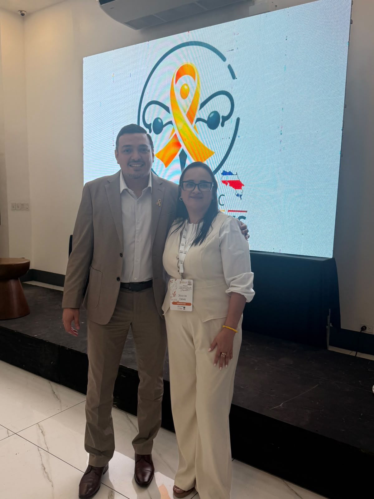 El Dr. Joshua Marriaga en el simposio de endometriosis